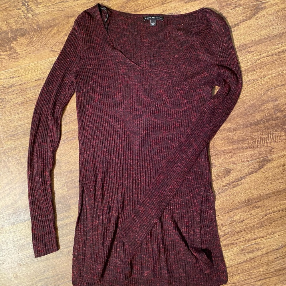 Signature Studio sweater, burgundy, slits on both sides, longer in length